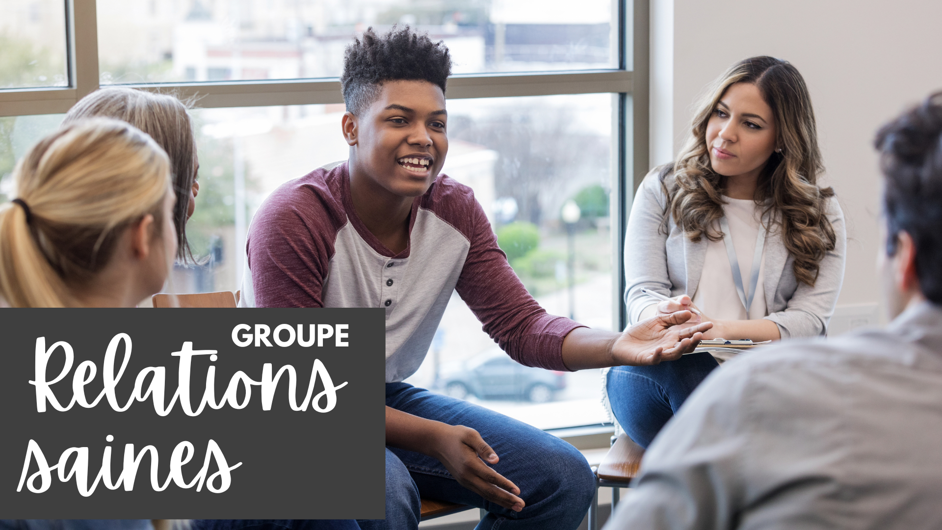 Groupe d'adolescents assis ensemble discutant de différents sujets